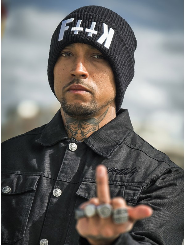 Thick beanie with embroidered patch on the turn-up | Hyraw Shop