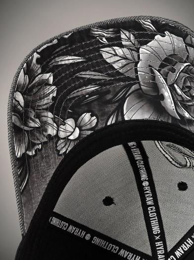 Curved visor cap in metal tattoo style | Hyraw Shop