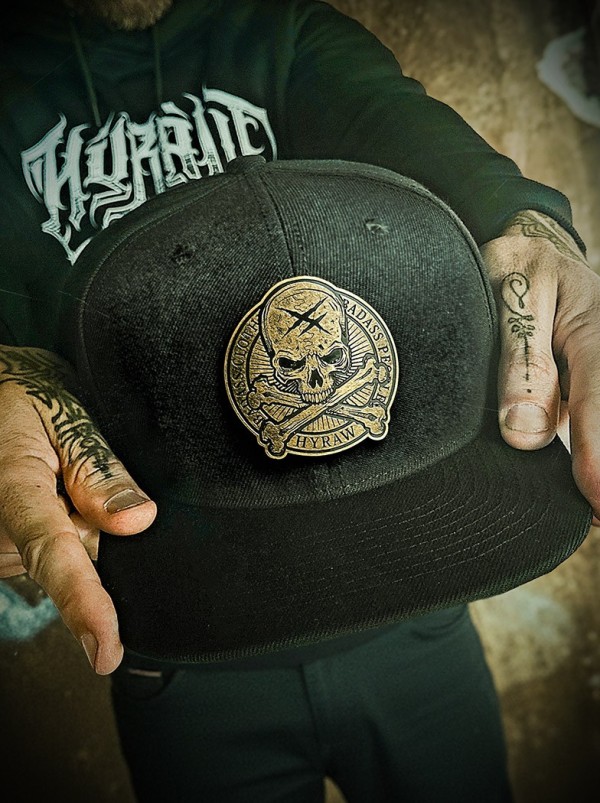Casquette blason métal visière plate | Boutique Hyraw