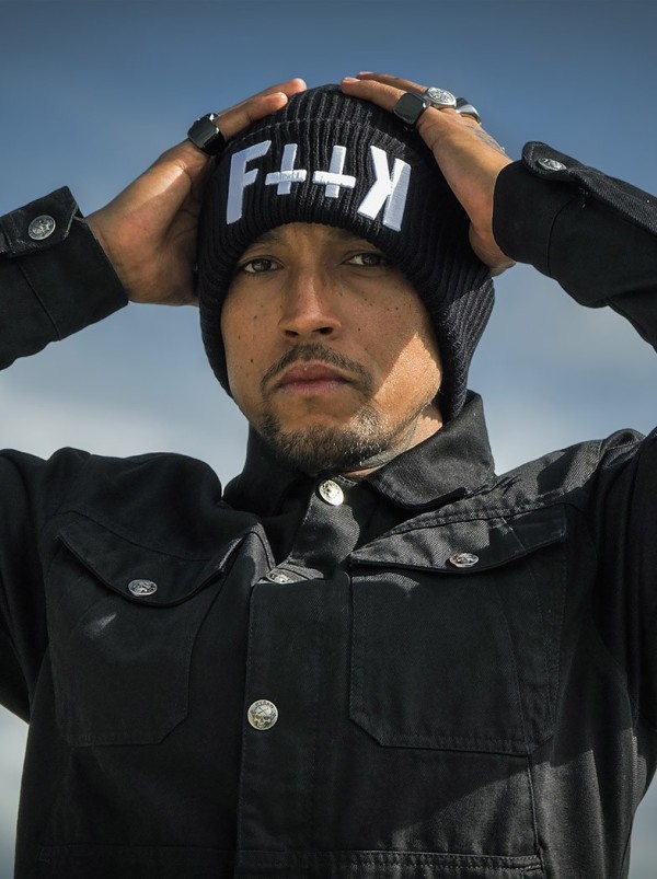 Thick beanie with embroidered patch on the turn-up | Hyraw Shop